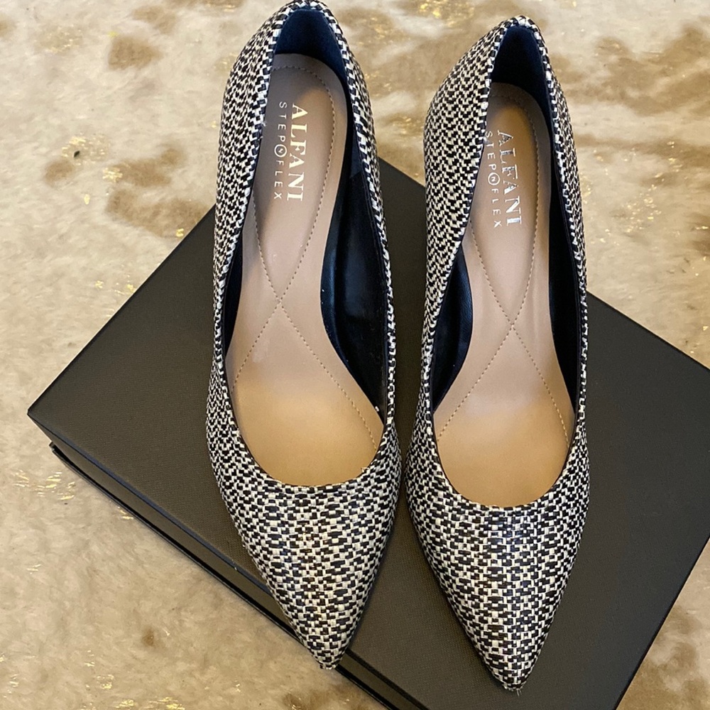 Alfani black & White pump with silver